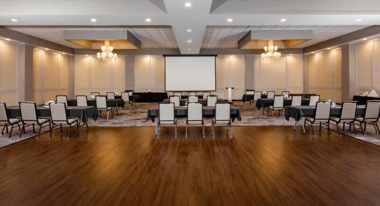 Pomeroy Hotel & Conference Centre غراند براري المظهر الخارجي الصورة