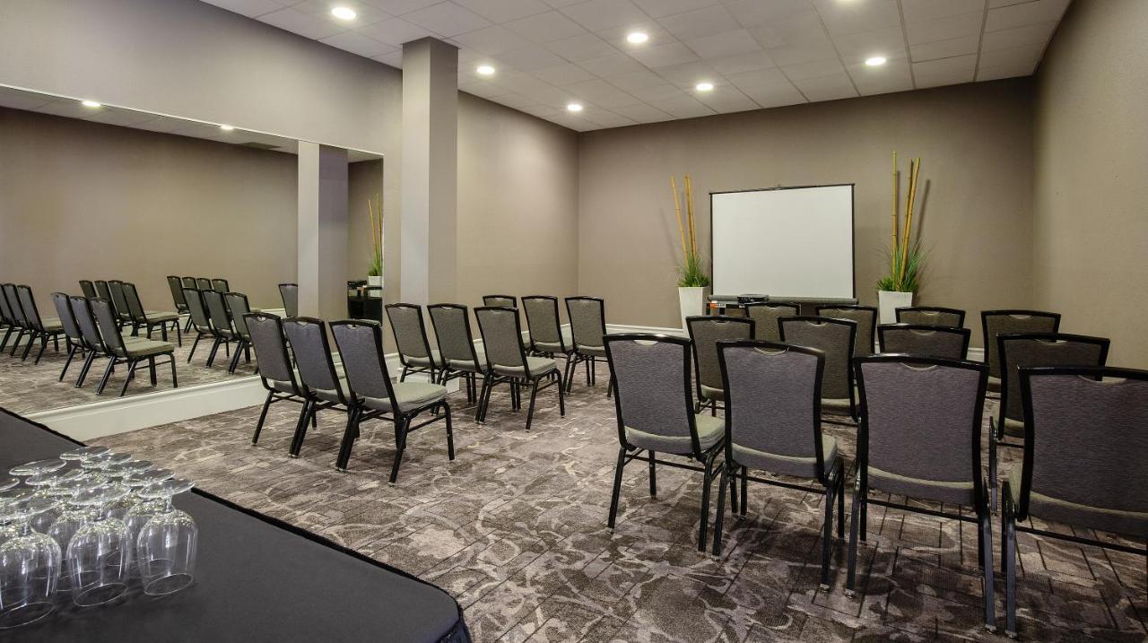 Pomeroy Hotel & Conference Centre غراند براري المظهر الخارجي الصورة