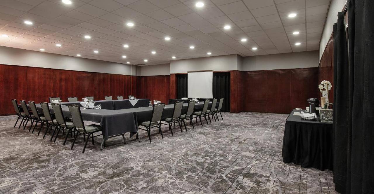 Pomeroy Hotel & Conference Centre غراند براري المظهر الخارجي الصورة