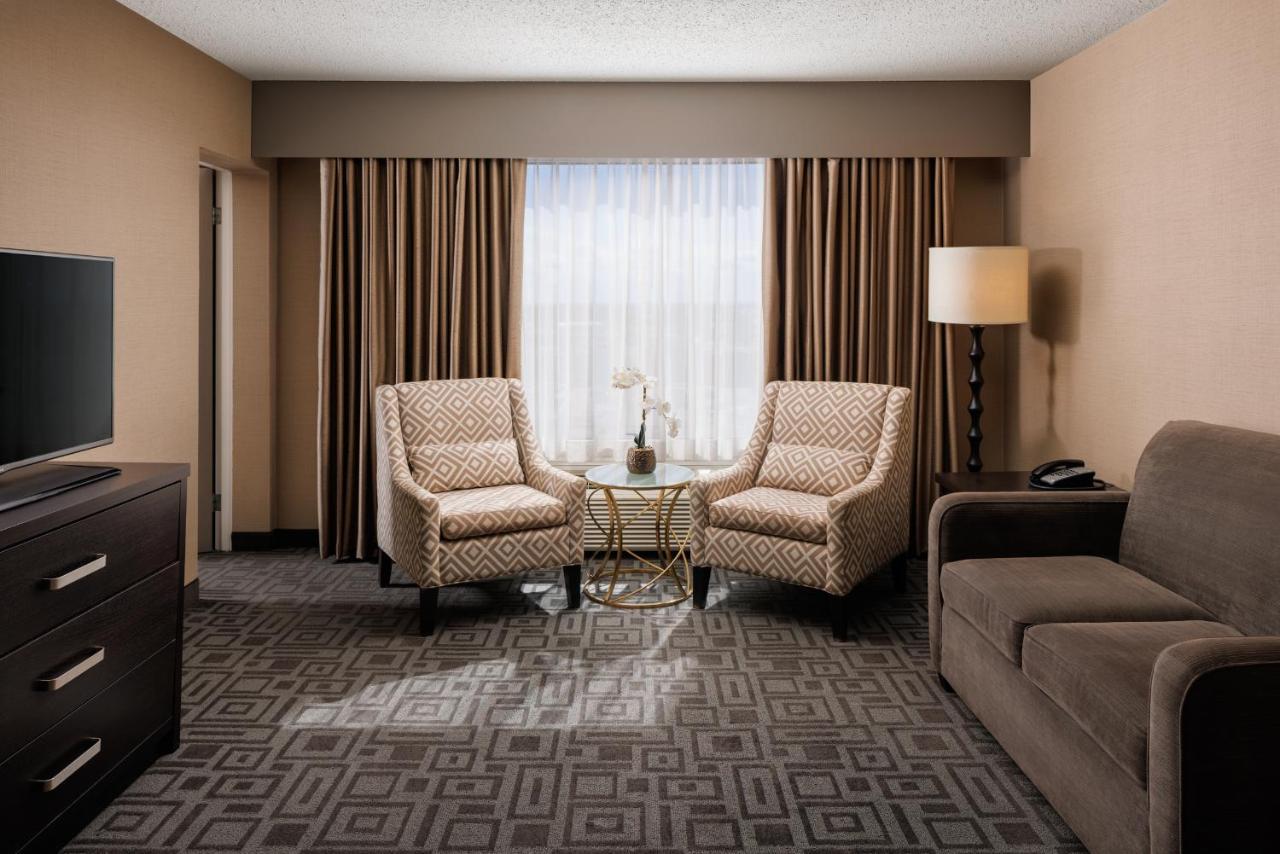 Pomeroy Hotel & Conference Centre غراند براري المظهر الخارجي الصورة