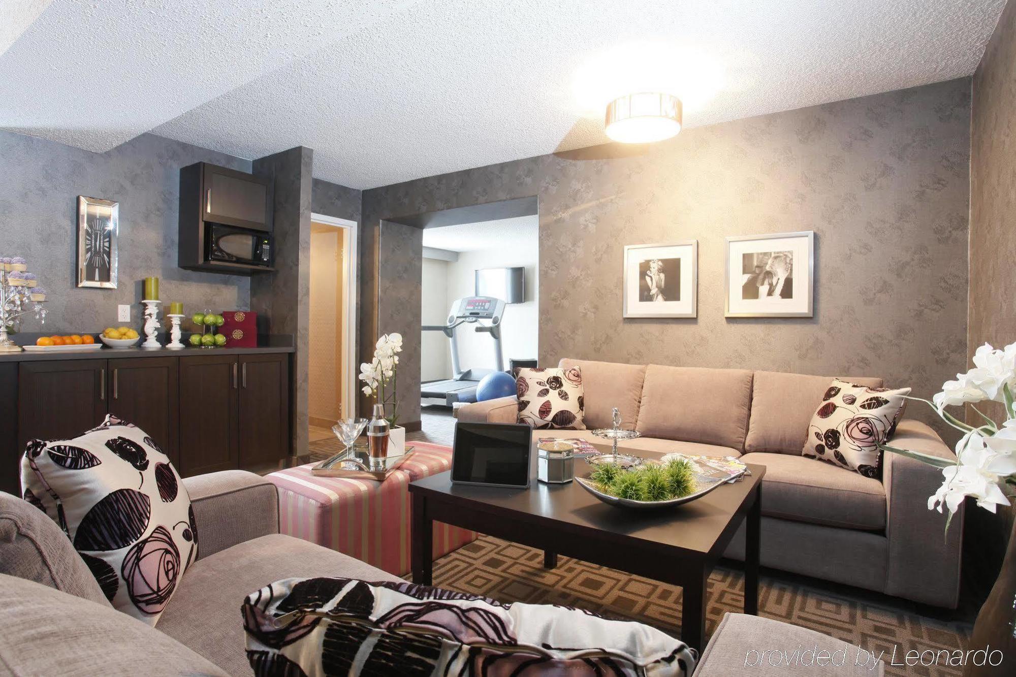 Pomeroy Hotel & Conference Centre غراند براري المظهر الخارجي الصورة